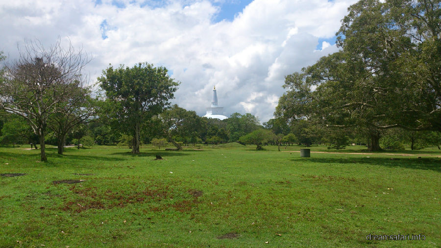 Ruvanvelisaya Dagoba 1