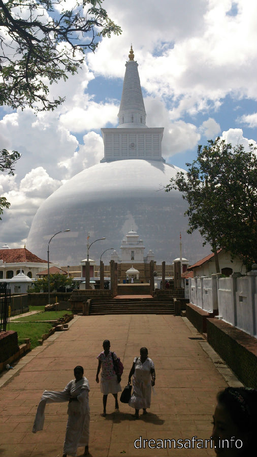 Ruvanvelisaya Dagoba 3