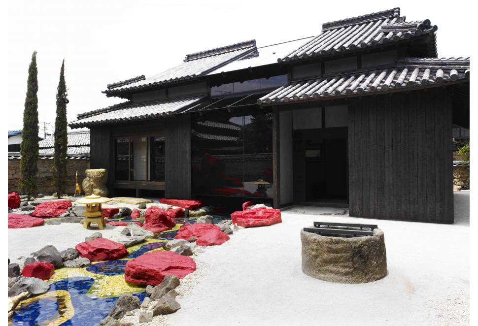 丰岛横尾馆 from  [benesse-artsite.jp](http://benesse-artsite.jp/en/art/teshima-yokoohouse.html)